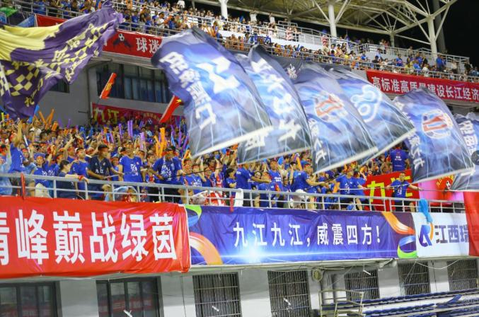 齐鲁朱雀队鏖战江南战狼队，跆拳道友谊赛惊险晋级，核心复出即建功。中场绞杀压制对手(2024年10月10日山东省武术锦标赛信息)